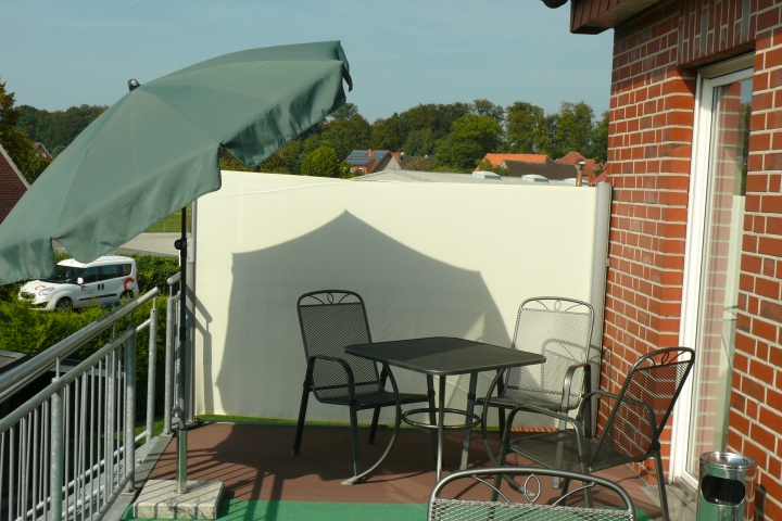 Balkon mit ausgefahrenen Sichtschutz