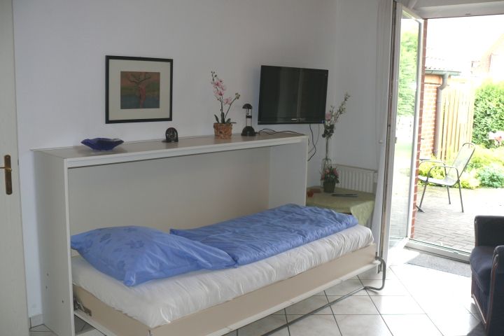Der Partner schläft laut? Im Wohnraum steht ein Schrankbett, auch für die 3. Person.