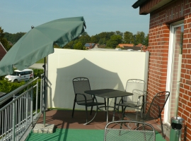 Balkon mit ausgefahrenen Sichtschutz