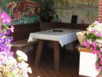 die gemütliche Terrasse mit Blumen im Sonner, herrlich zum kaffeetrinken und frühstücken...
