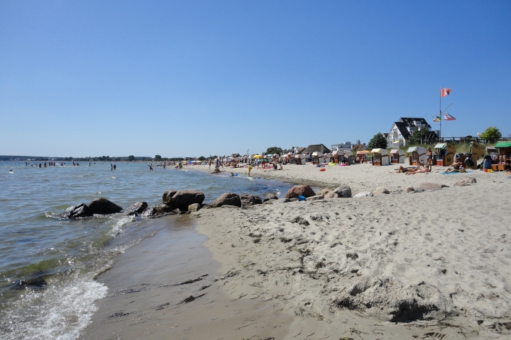 Schöner Strand mit flachem Wasser, für Kinder sehr gut geeignet.