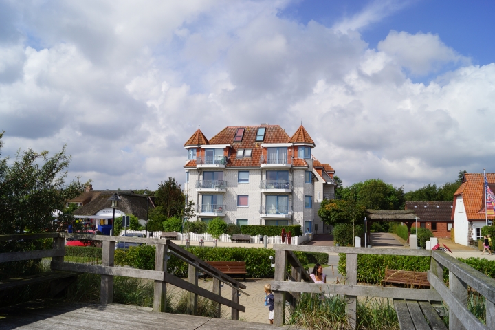 Gegenüber der Promenade und dem Strand wohnt man in erster Reihe