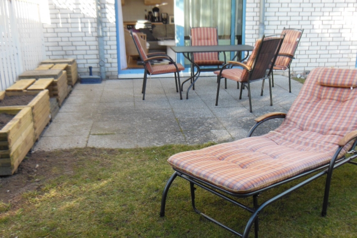 Die große Terrasse mit Gartenmöbeln bietet nach dem Strandbesuch Erholung.