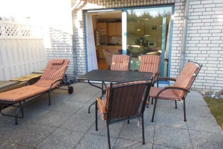 Schöne, große Terrasse bietet ausreichend Platz zum Verweilen nach dem Strandbesuch.