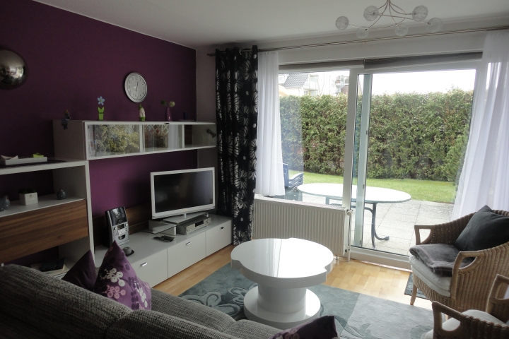 Modern eingerichtetes Wohnzimmer mit Ausgang zur Terrasse/Gartenstück
