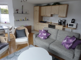 Hübsches Wohnzimmer mit integrierter Küchenzeile App. 17