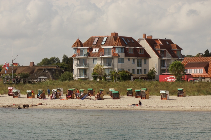 Strandschlößchen Ferienwohnungen | Besser als gegenüber vom Strand geht es nicht.