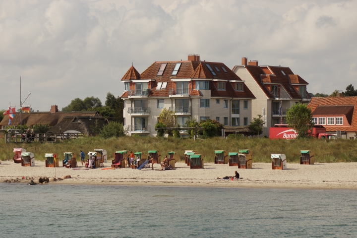 Besser als gegenüber vom Strand geht es nicht.