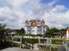 Gegenüber der Promenade und dem Strand wohnt man in erster Reihe