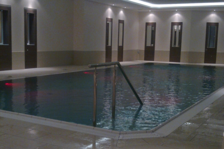 Komplett neu saniertes Schwimmbad