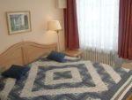 1. Schlafzimmer mit Doppelbett (180x200 cm)