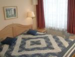 Schlafzimmer mit Doppelbett (180x200 cm) und geräumigem Schrank