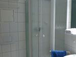 Duschbad mit Fußbodenheizung, Fön + kl. Kosmetikspiegel