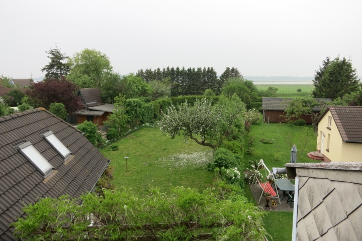 Blick über den Garten auf den Bodden