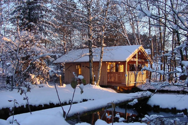 Blockhütte im Winter