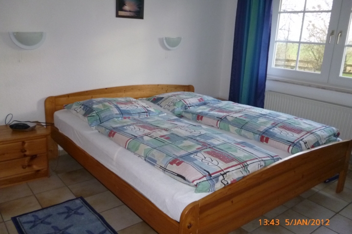 Schlafzimmer mit Doppelbett