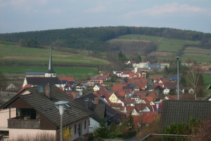Blick vom Vorgarten-Raucherecke ins Dorf und zum Markberg