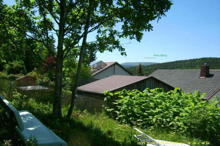 Gartenbank mit Blick zum Kreuzberg