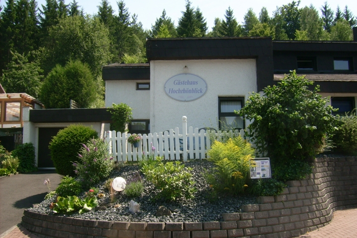 Zimmer Gästehaus Hochrhönblick | Eingang, kleiner Vorgarten und Parkplatz Gästehaus Hochrhönblick