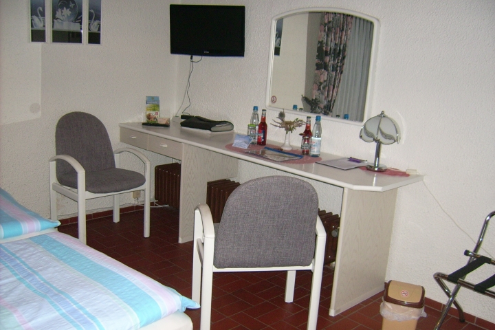 Zimmer 2 Bauersberg mit Schreibtisch und 2 Sesseln, Kofferbock, SAT-TV mit integr. Radio und DVD-Player, kostenlos WLAN