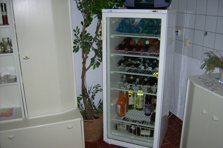 dieser Kühlschrank steht im Aufenthaltsraum.