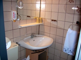 Dusche/WC mit Duschgel, Waschbecken mit Seife, Unterschrank, Kosmetiktücher und Hotelfön 