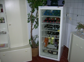 dieser Kühlschrank steht im Aufenthaltsraum. 