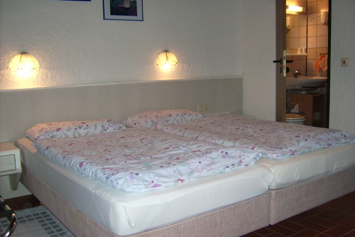 Blick vom Zimmer zum Badezimmer