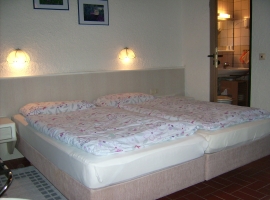 Blick vom Zimmer zum Badezimmer