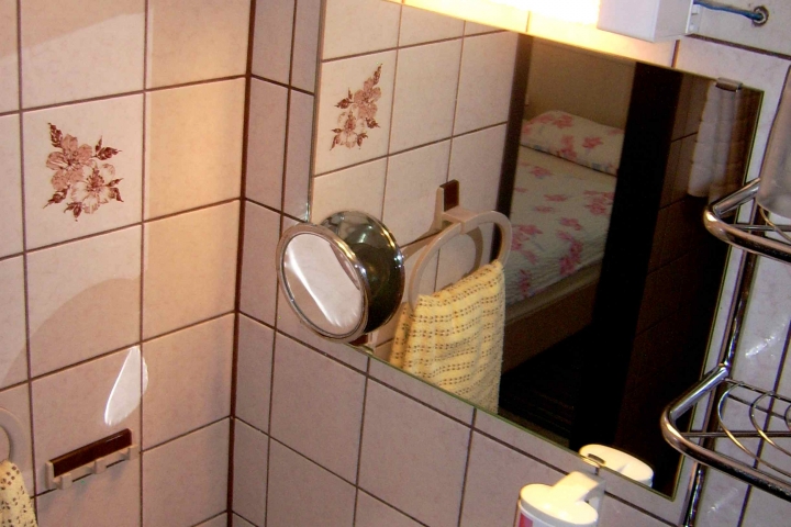 Waschbecken mit Waschgel, Kosmetikspiegel, Handtücher, Kosmetiktücher.