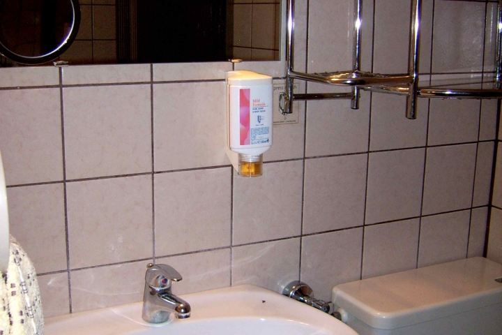 Waschbecken mit Ablageregal und Handgel