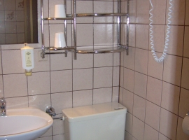 Waschbecken mit Unterschrank, Hotelfön, Kosmetiktücher, Handseife und Handtücher