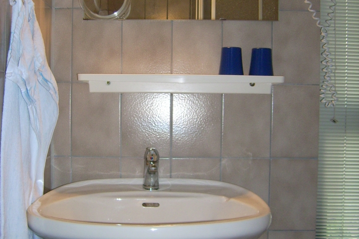 Waschbecken mit Handseife und Handtuch Kosmetikspiegel, Hotelfön, Kosmetiktücher