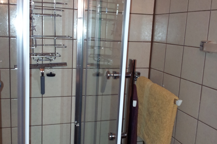 Dusche mit Hand-, Haar-und Duschgel, Hand- und Duschtuch, Fön sowie Duschhocker