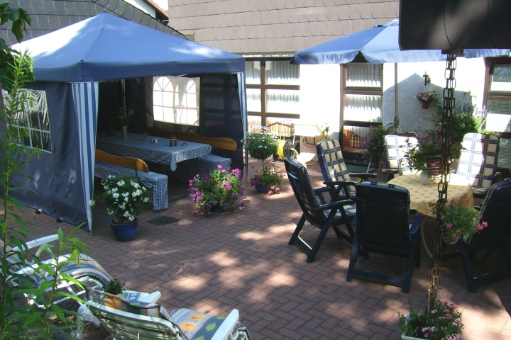 Terrasse mit Pavillon,am Nachmittag Kaffee und Eisbecher und für schöne Sommerabende mit Cocktails uvm.