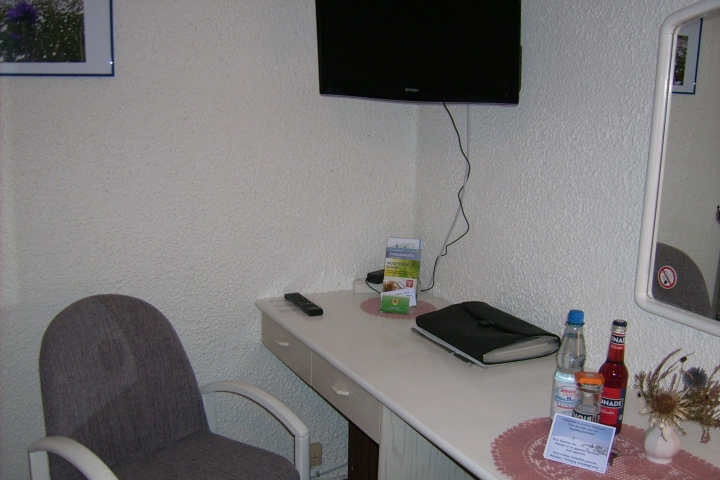 Zimmer Gästehaus Hochrhönblick | Schreibtisch mit Infomaterial und Begrüßungsgetränke