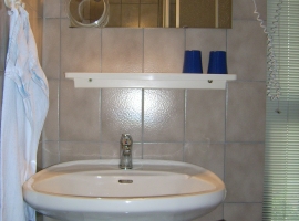 Waschbecken mit Handseife und Handtuch Kosmetikspiegel, Hotelfön, Kosmetiktücher