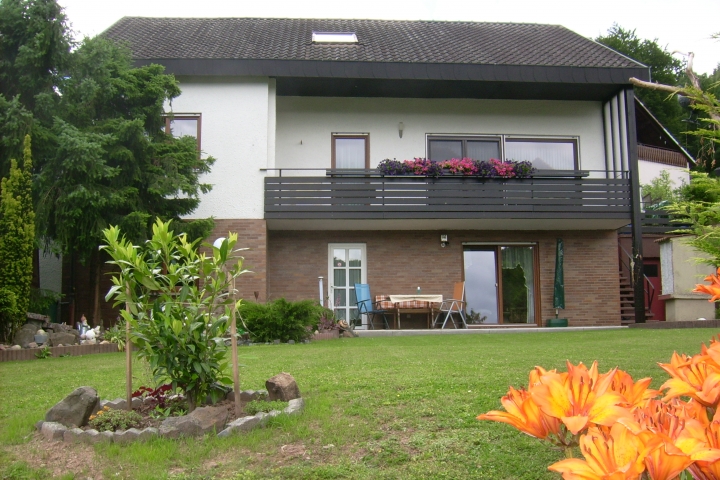 Sep. Eingang der Ferienwohnung mit Terrasse und Liegewiese
