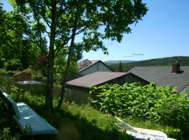 Gartenbank mit Blick zum Kreuzberg