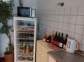 Gästekühlschrank mit Getränken (kostenpflichtig) Mikrowelle und Wasserkocher!