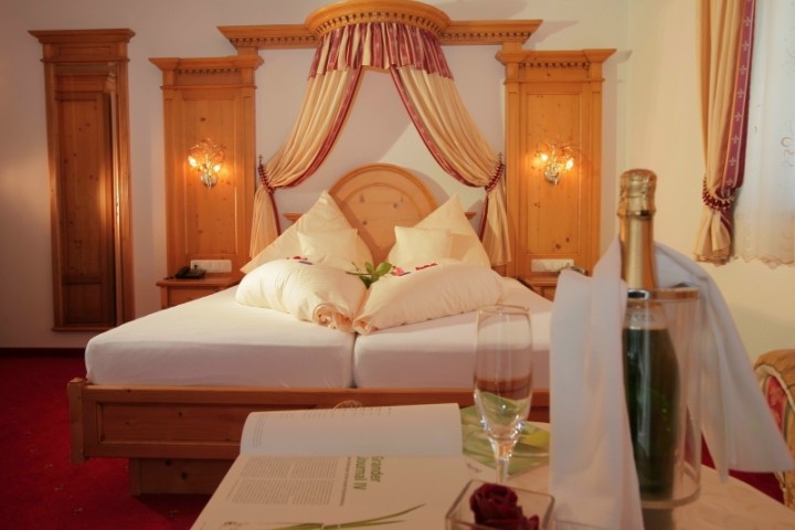 Landhotel Prinz | Romantik-Junior-Suite mit Whirlwanne und Balkon.