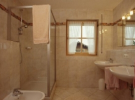 Badezimmerbeispiel,Exklusivzimmer mit Handtuchwärmer,Fön,Bidet,geräumiger Dusche & WC.
