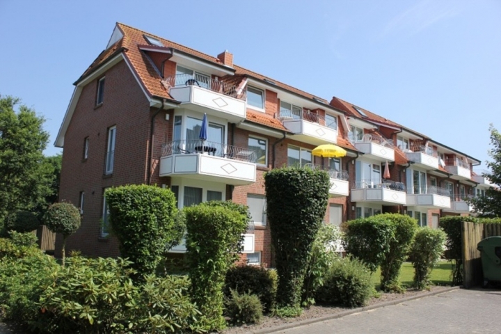 Appartementpark-Nordsee | Die hellen Komfort-Wohnungen haben alle einen großen Südbalkon. Nur ca. 150 m zum Strand und Hafen