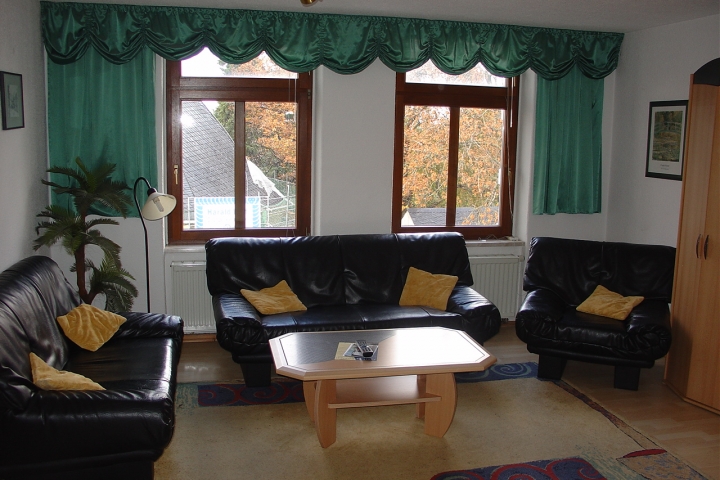 Ferienwohnungen Kamprad | Wohnzimmer mit ausreichend bequemen Sitz- und Liegegelegenheiten