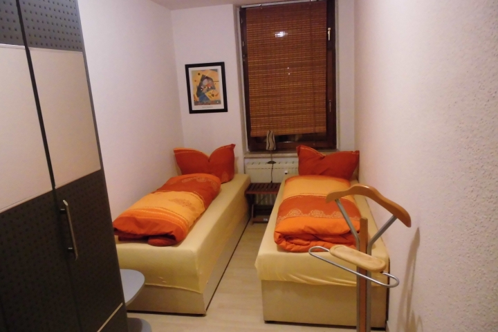 Schlafzimmer mit 2 Einzelbetten (auch als Doppelbett möglich)
Im ersten Schlafzimmer Doppelbett.