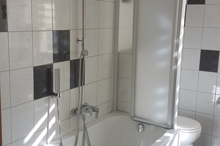 Bad mit Badewanne
Waschmaschine ist auch vorhanden