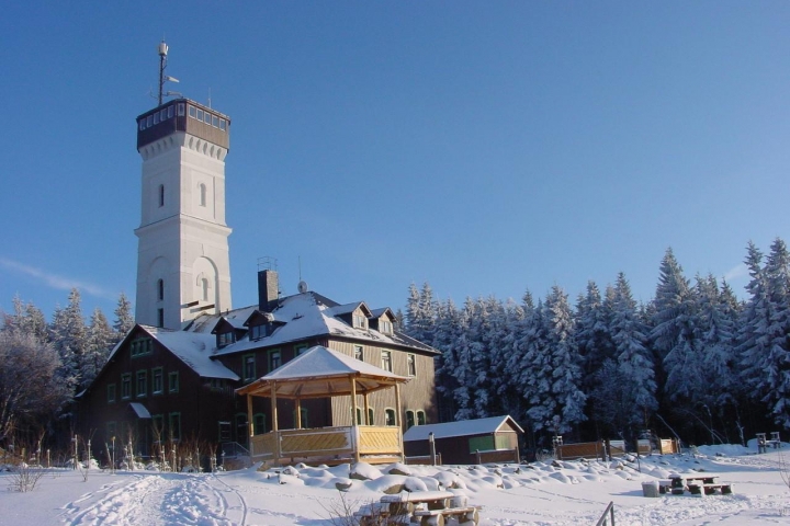Pöhlberg mit Aussichtsturm im Winter in 5 Min. erreichbar