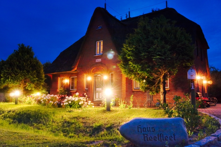 Gästehaus Reetfleet in der Dämmerung