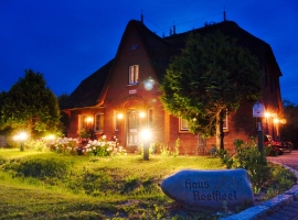 Gästehaus Reetfleet in der Dämmerung