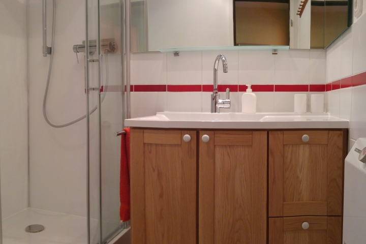 Badezimmer mit Dusche und WC